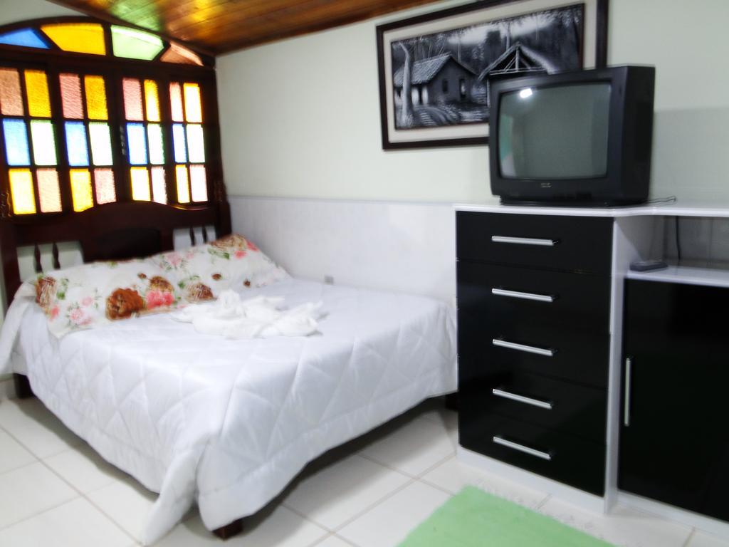 Family Room,325934035:JPEG
